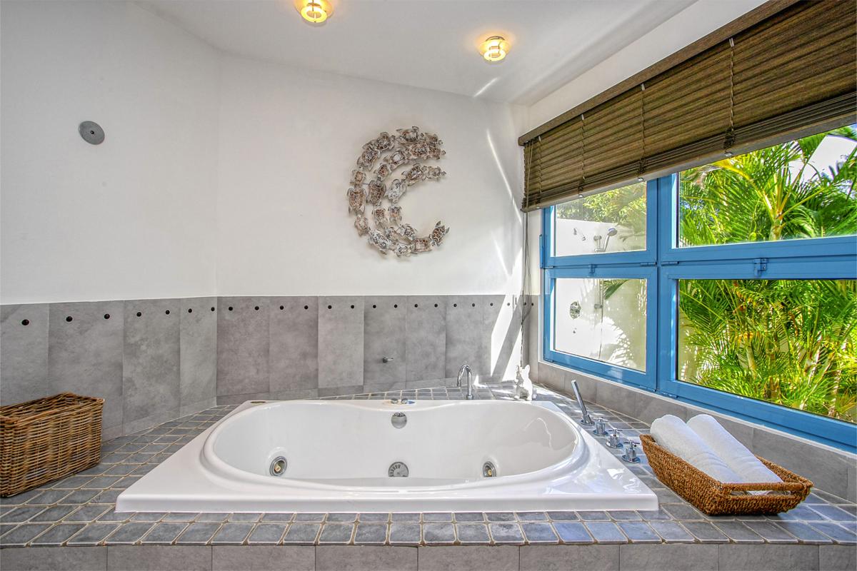 22-LesPalmiersBleus_Bathroom1_Location villa avec piscine terres basses saint martin